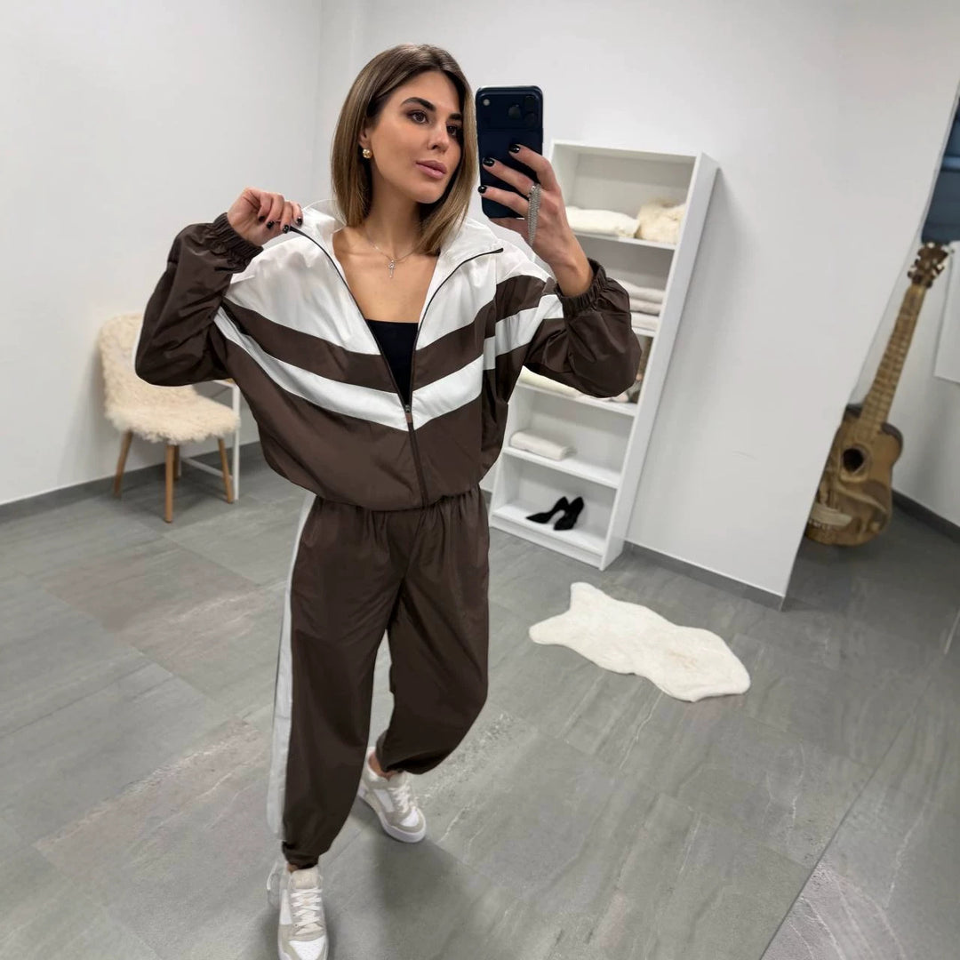 Damen retro Nylon-Trainingsanzug mit Kapuzen-Zipjacke und weiter hochgeschnittener Hose Eichborn Berlin