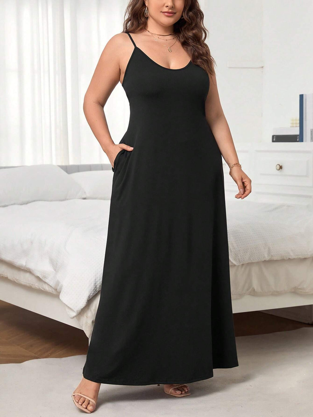 Damen Maxikleid mit schmalen Spagettiträgern und praktischen Seitentaschen EB