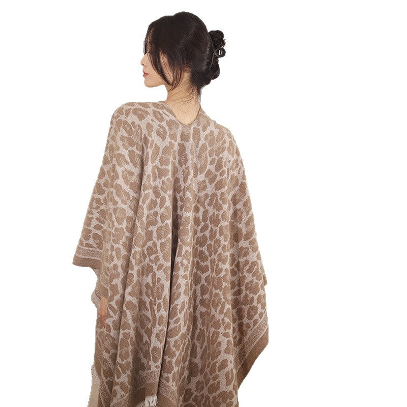 Damen Jacquard-Poncho im Kimono-Schnitt mit Fransensaum und dezentem Animaljacquard EB