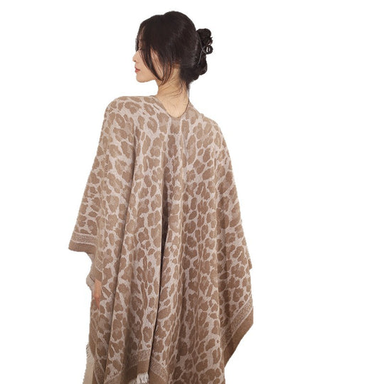 Damen Jacquard-Poncho im Kimono-Schnitt mit Fransensaum und dezentem Animaljacquard EB