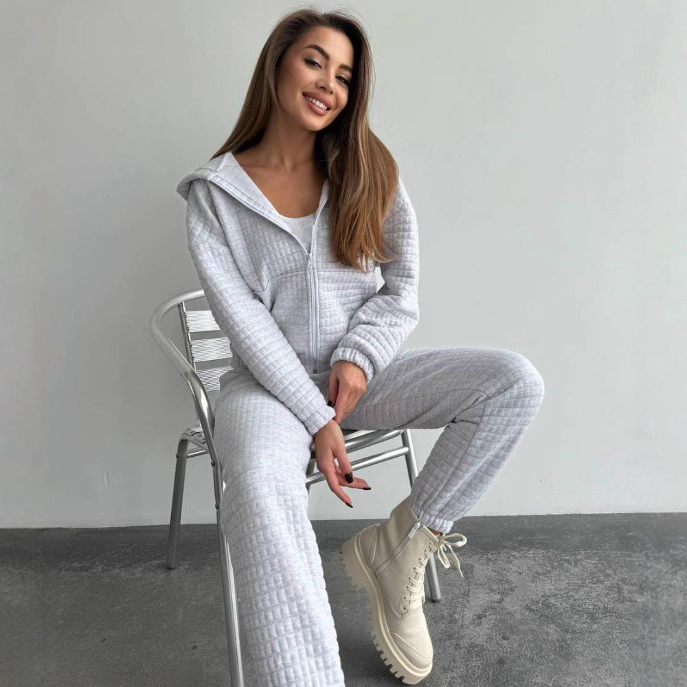 Damen gesteppter Quilt-Lounge-Zweiteiler aus Soft-Fleece mit Kapuzen-Zipjacke, High-Waist-Bundhose und Bustier-Top Eichborn Berlin
