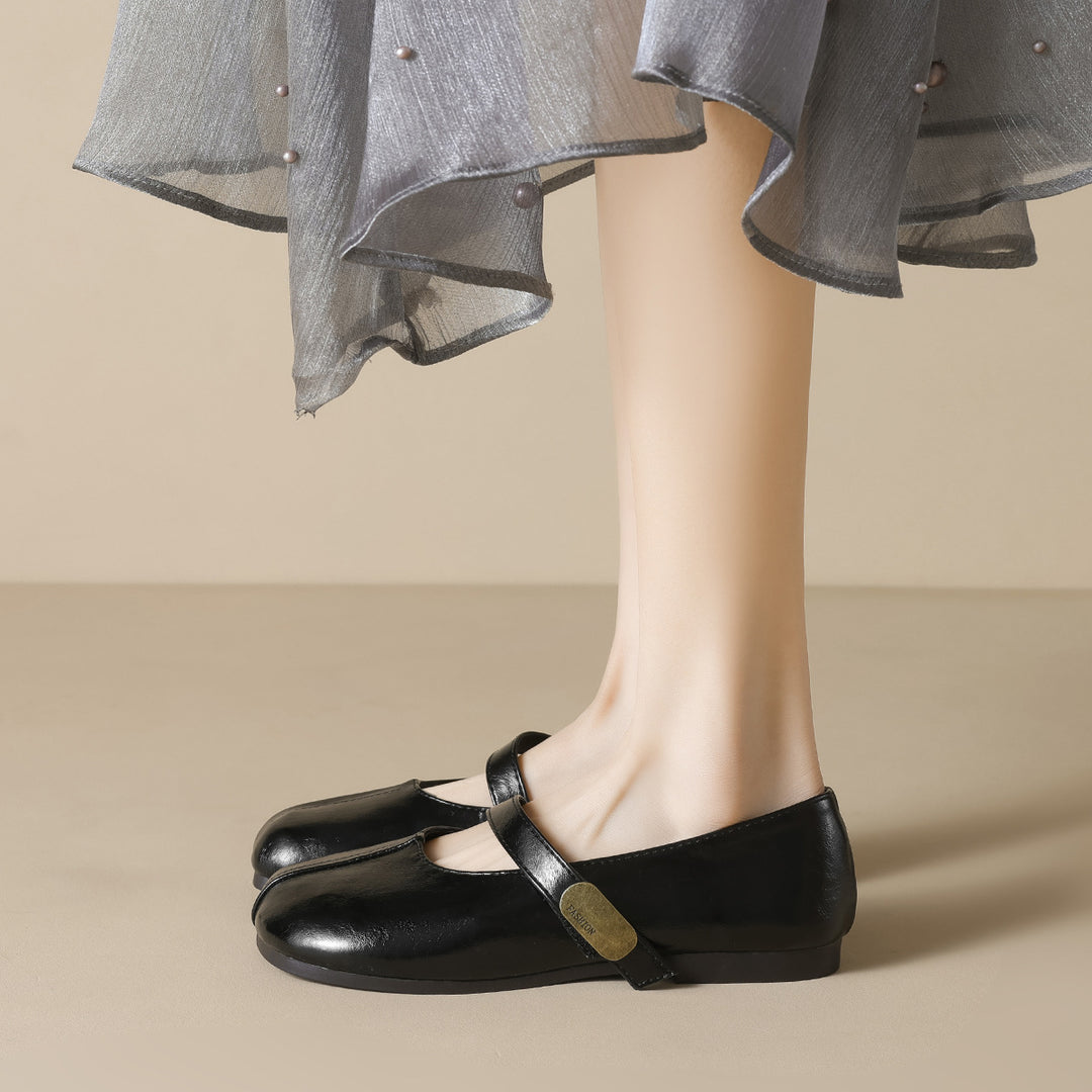 Damen Ballerinas mit elegantem Riemen und hochwertiger Lackoberfläche EB