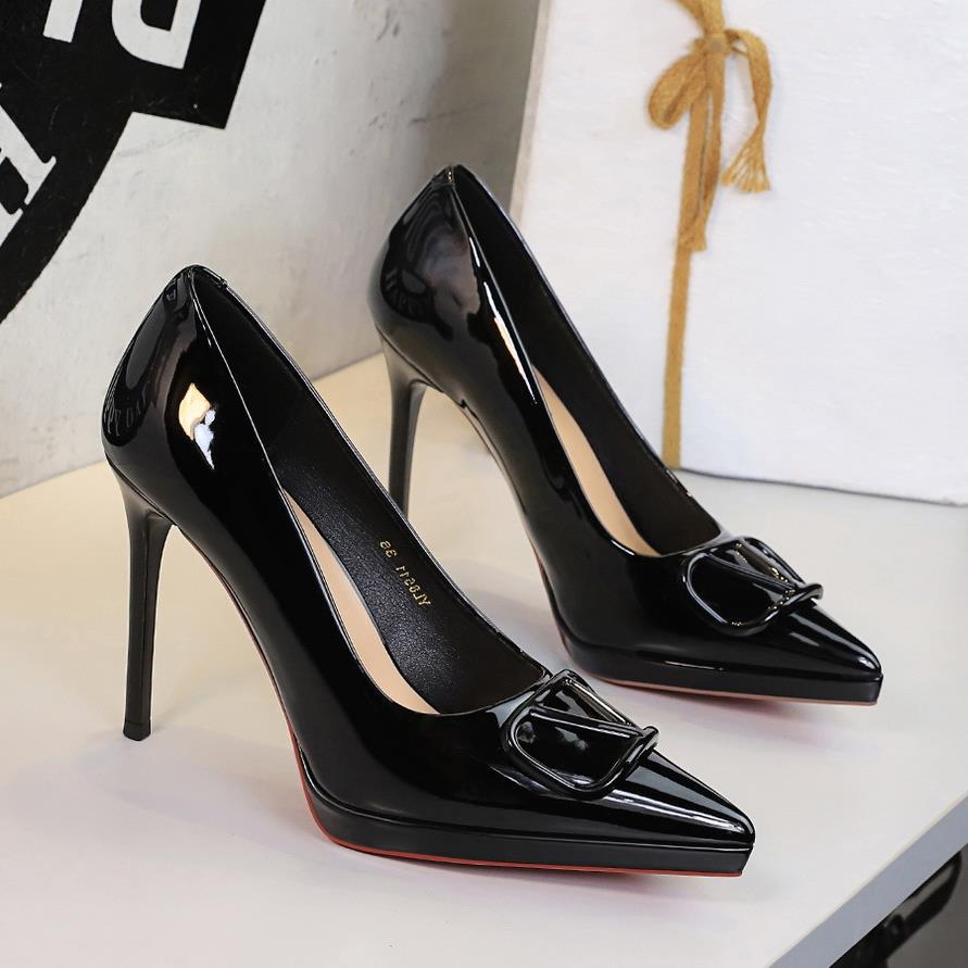 Damen elegante High Heel Pumps mit extravagantem Schnallen-Design EB