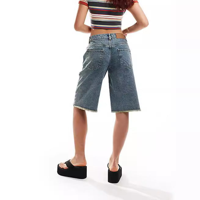 Damen Denim-Bermudashorts mit lässigem Schnitt und fransigen Säumen EB