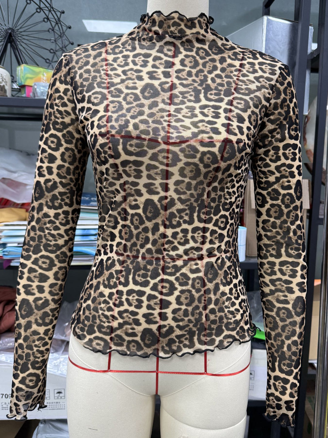 Damen langärmliges transparentes Oberteil mit Leopardenmuster und hohem Kragen EB