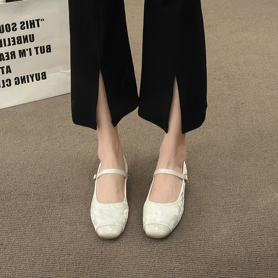 Damen Ballerina mit verstellbarem Riemen und glänzendem Zehenbereich EB