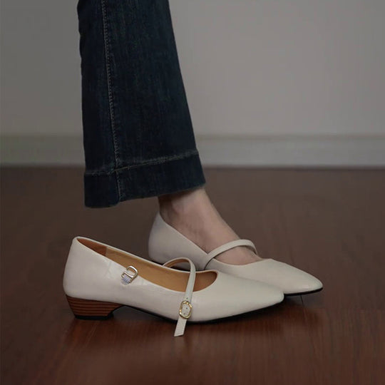 Damen spitz zulaufende Ballerinas mit elegantem Riemen und moderatem Blockabsatz EB