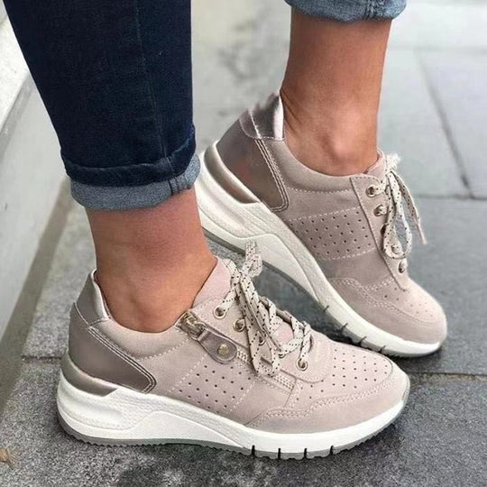 Damen Chunky-Plateau-Sneaker mit perforiertem Velours, gepolstertem Komfortfußbett und Metallic-Fersenaufbau EB