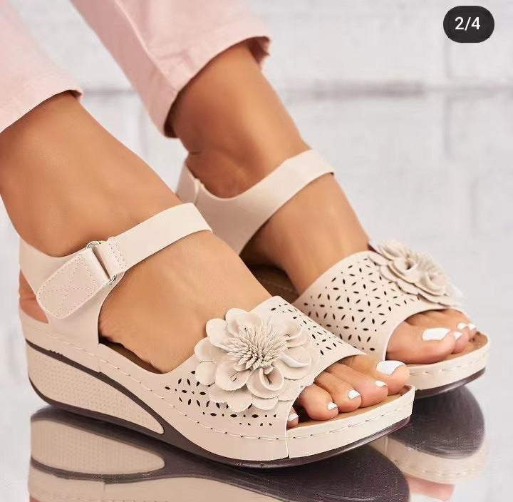Damen elegante und komfortable Sandalen mit floralem Cut-Out-Design EB