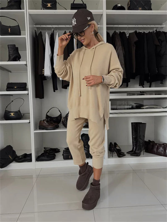 Damen Lounge-Set aus weichem Feinstrick mit übergroßem Kapuzenpullover und schmal zulaufender Bündchenhose EB