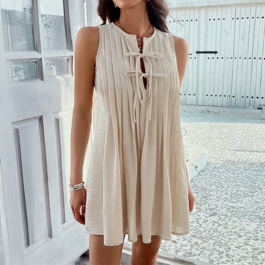 Damen Ärmelloses Sommerkleid mit Plisseefalten und dekorativem Schlüssel-Ausschnitt EB