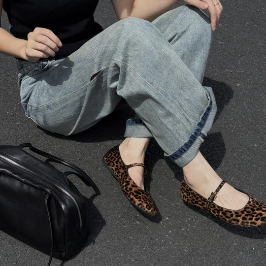 Damen elegante Ballerinas mit verstellbarem Riemen und auffälligem Leopardenmuster EB