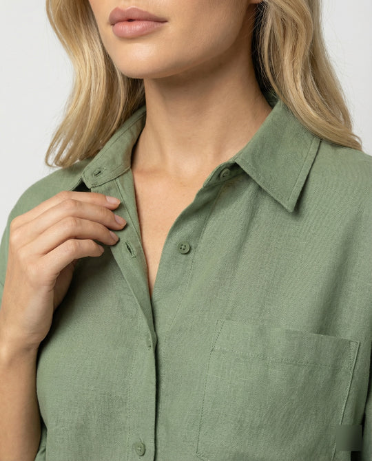 Damen kastenförmige Hemdbluse aus leichtem blickdichten Stoff mit aufgesetzter Brusttasche und weitem Schnitt EB