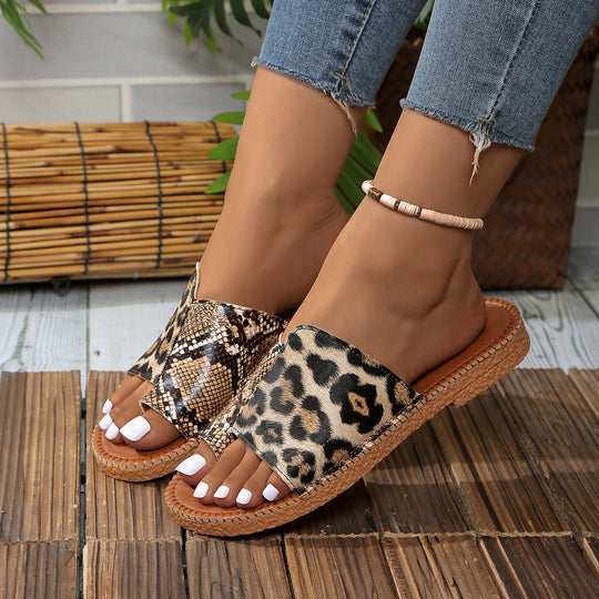 Damen Slide-Sandalen mit eleganten Leodruck-Elementen und bequemer Fußbettung EB