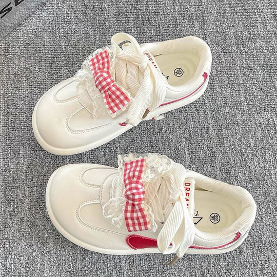 Damen Sneakers mit verspieltem Rüschendetail und buntem Karostoffband EB