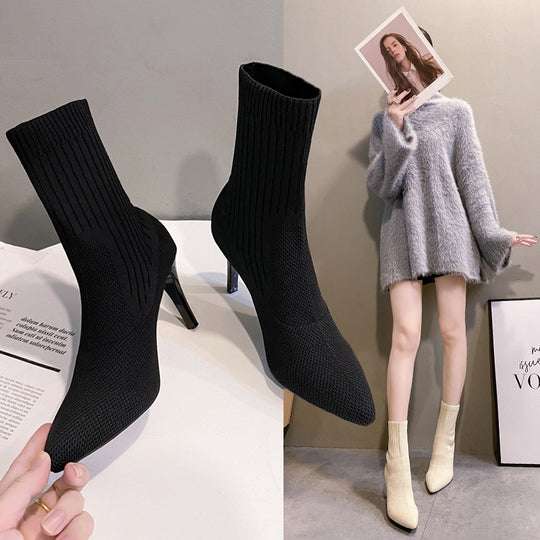 Damen nan Strick-Stiefelette mit konturierter Sockenkonstruktion, schlankem Pfennigabsatz und pointierter Vorderkappe EB