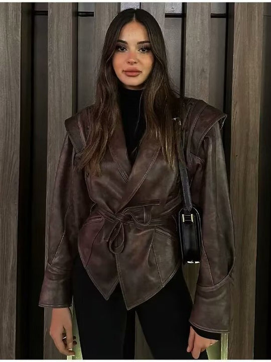 Damen taillierte Kunstlederjacke mit verspieltem Schnürdetail EB