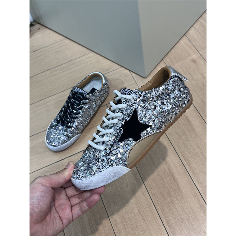 Damen Sneaker mit glitzerndem Obermaterial und kontrastierenden Schnürsenkeln EB