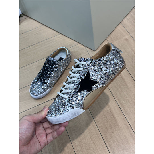 Damen Sneaker mit glitzerndem Obermaterial und kontrastierenden Schnürsenkeln EB