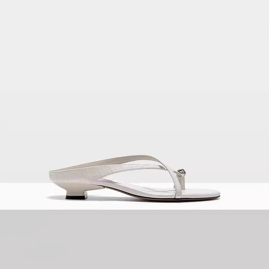 Damen Zehentrenner mit elegantem Riemendesign und hochwertigem Metallic-Detail EB
