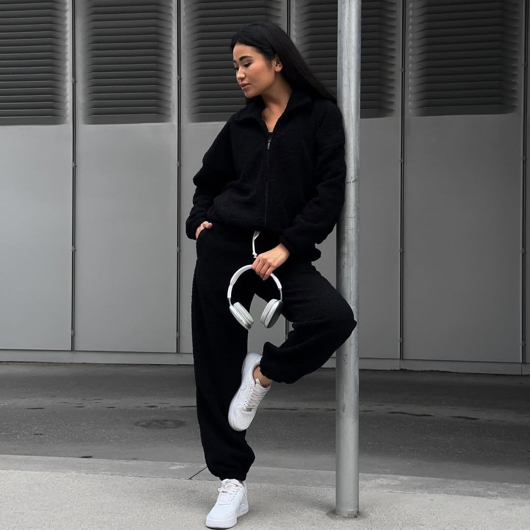 Damen Teddy-Fleece-Loungewear Set mit halbem Reißverschluss elastischem Tunnelzugbund und weitem Bein Eichborn Berlin