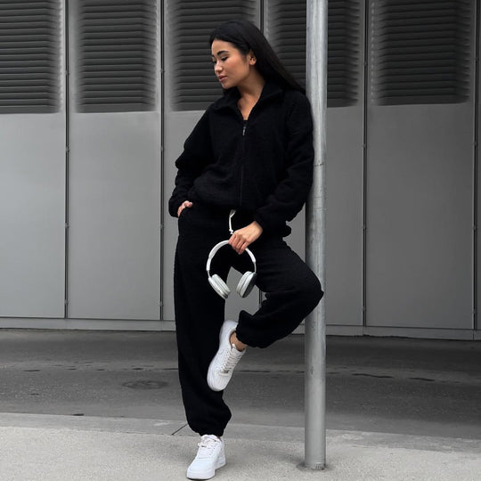 Damen Teddy-Fleece-Loungewear Set mit halbem Reißverschluss elastischem Tunnelzugbund und weitem Bein Eichborn Berlin