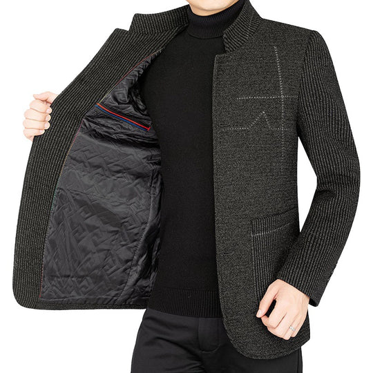 Herren Strick-Sakko mit Rippärmel, Stehkragen und aufgesetzten Taschen EB