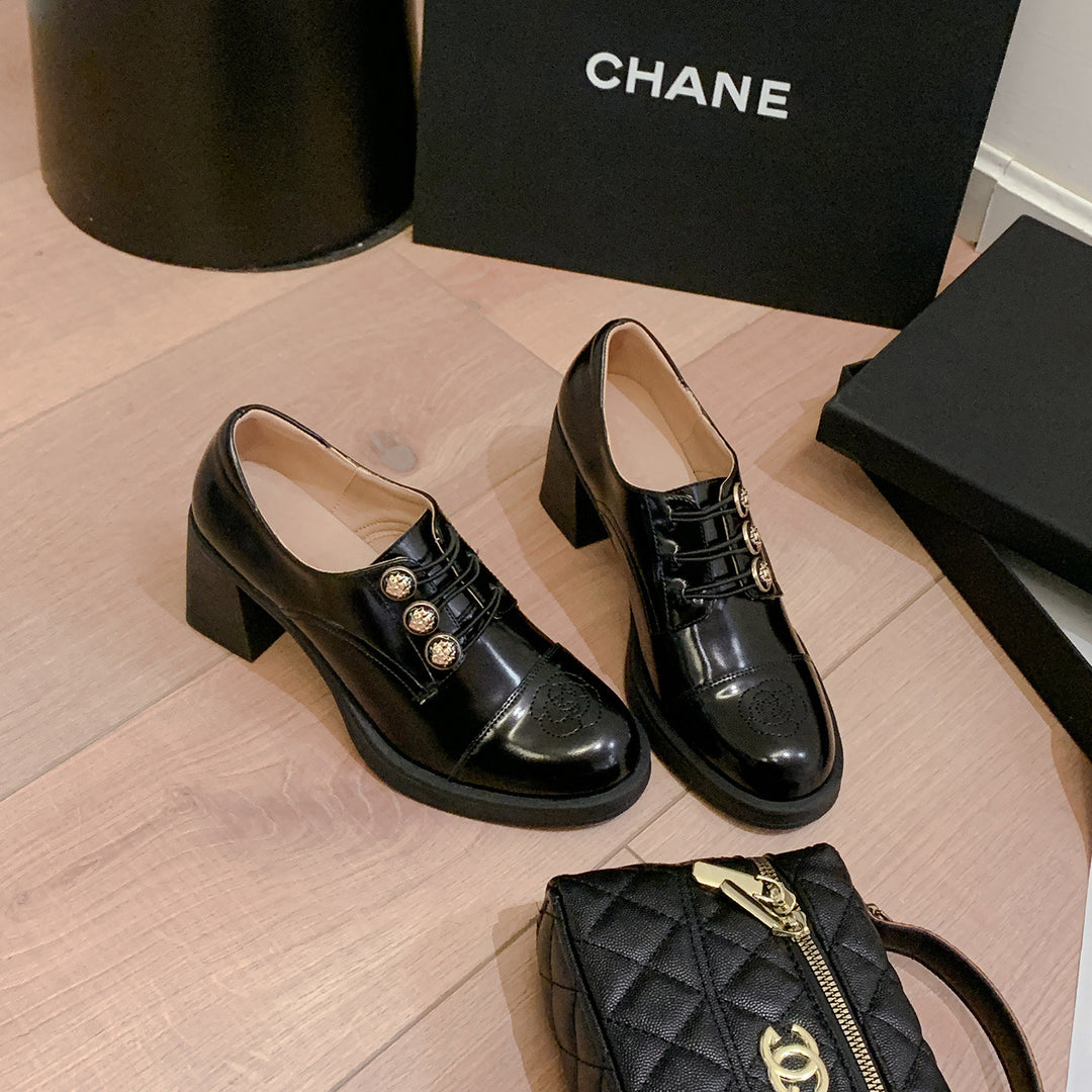 Damen Klassische Schnürpumps mit glänzender Lack-Oberfläche und stilvollen Schmuckdetails EB