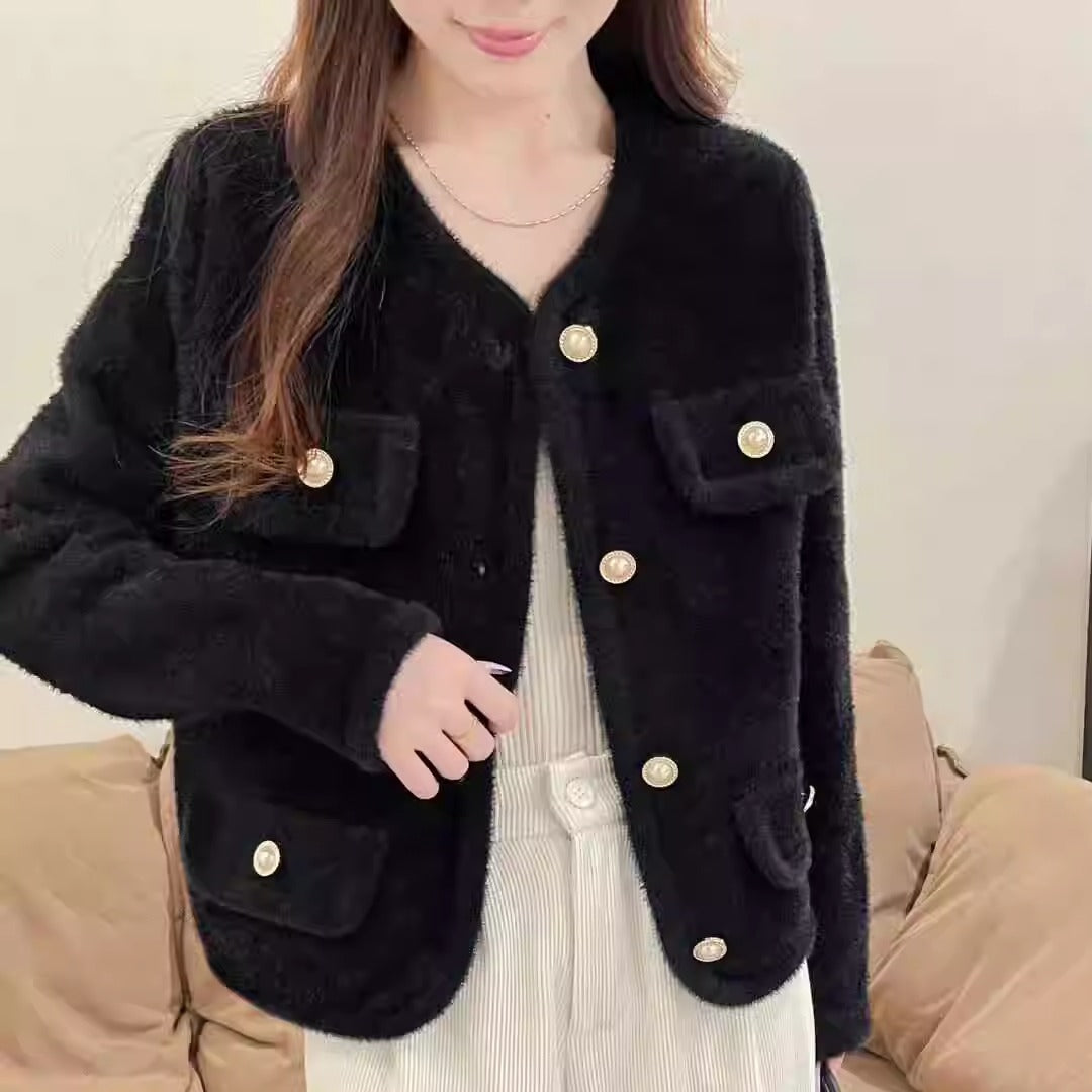 Damen Flauschiger Cardigan mit dekorativen Knopfdetails und praktischen Taschen EB