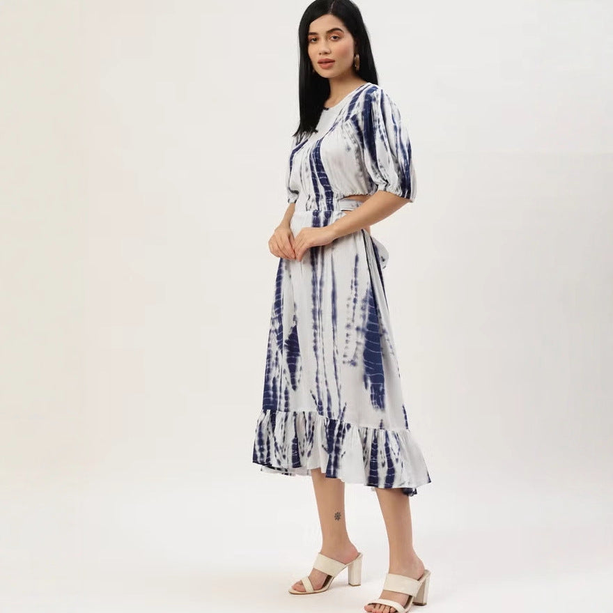 Damen Midikleid mit Batikprint, tailliertem Schnitt, seitlichem Cut-Out und Volant-Saum EB