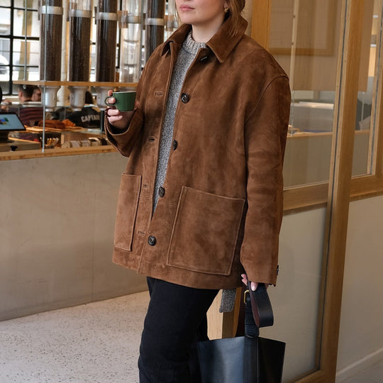 Damen elegante Wildlederjacke mit großzügigen Taschen und Knopfdetails EB