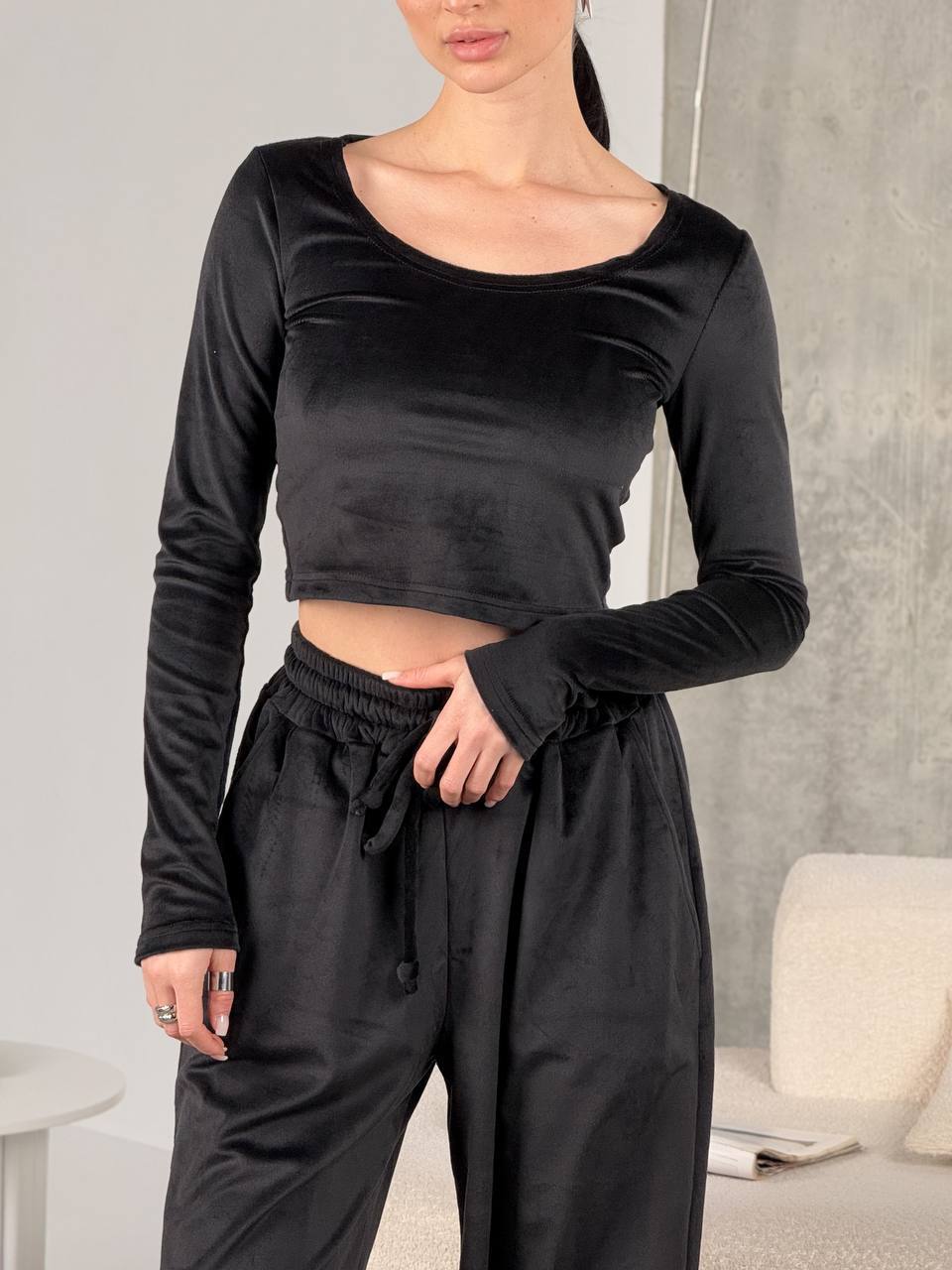 Damen samtiges bauchfreies Langarm-Crop-Top mit weitem Rundhalsausschnitt EB