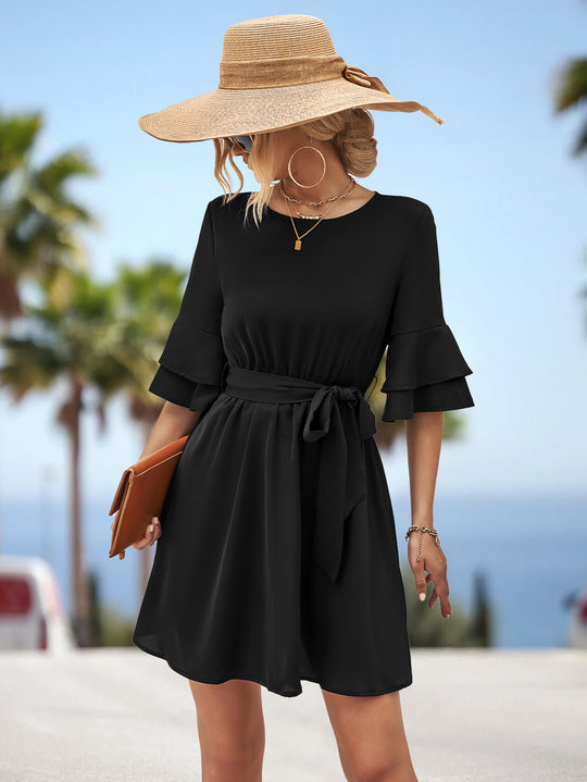 Damen Freizeitkleid mit voluminösen Rüschensäumen und tailliertem Gürtel EB