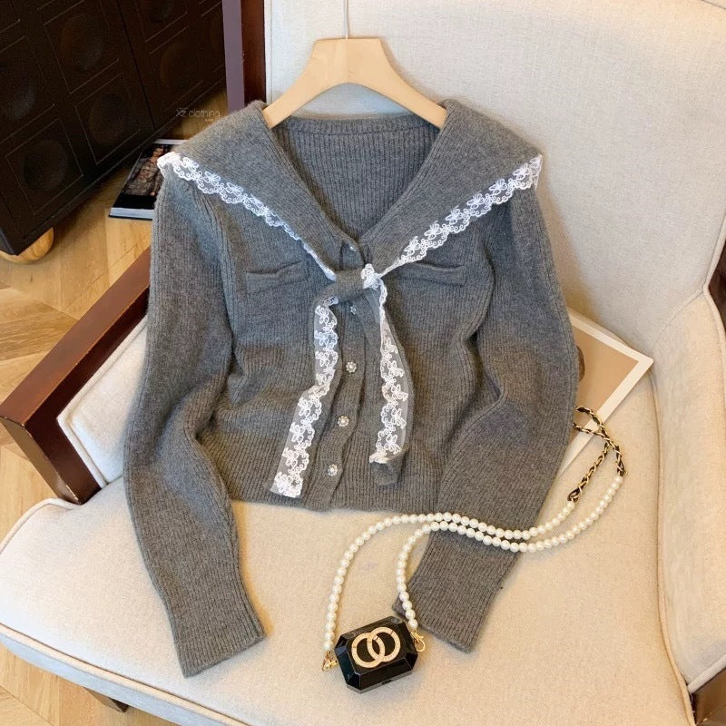 Damen Strickjacke mit Rüschen-Halsband und dekorativen Knöpfen EB