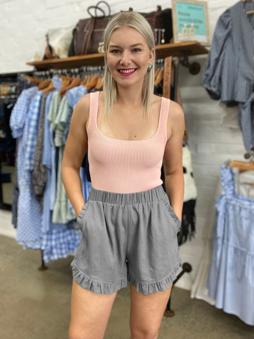 Damen Freizeitshorts mit Rüschendetails und praktischen Taschen EB