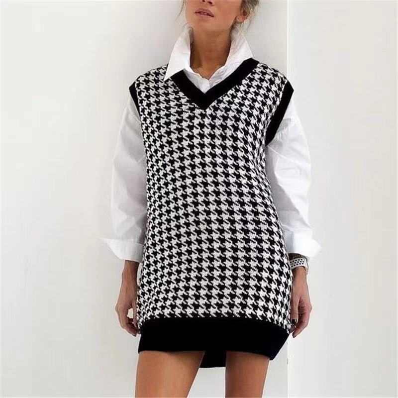 Damen Strickkleid mit klassischem Hahnentrittmuster und modischem V-Ausschnitt EB