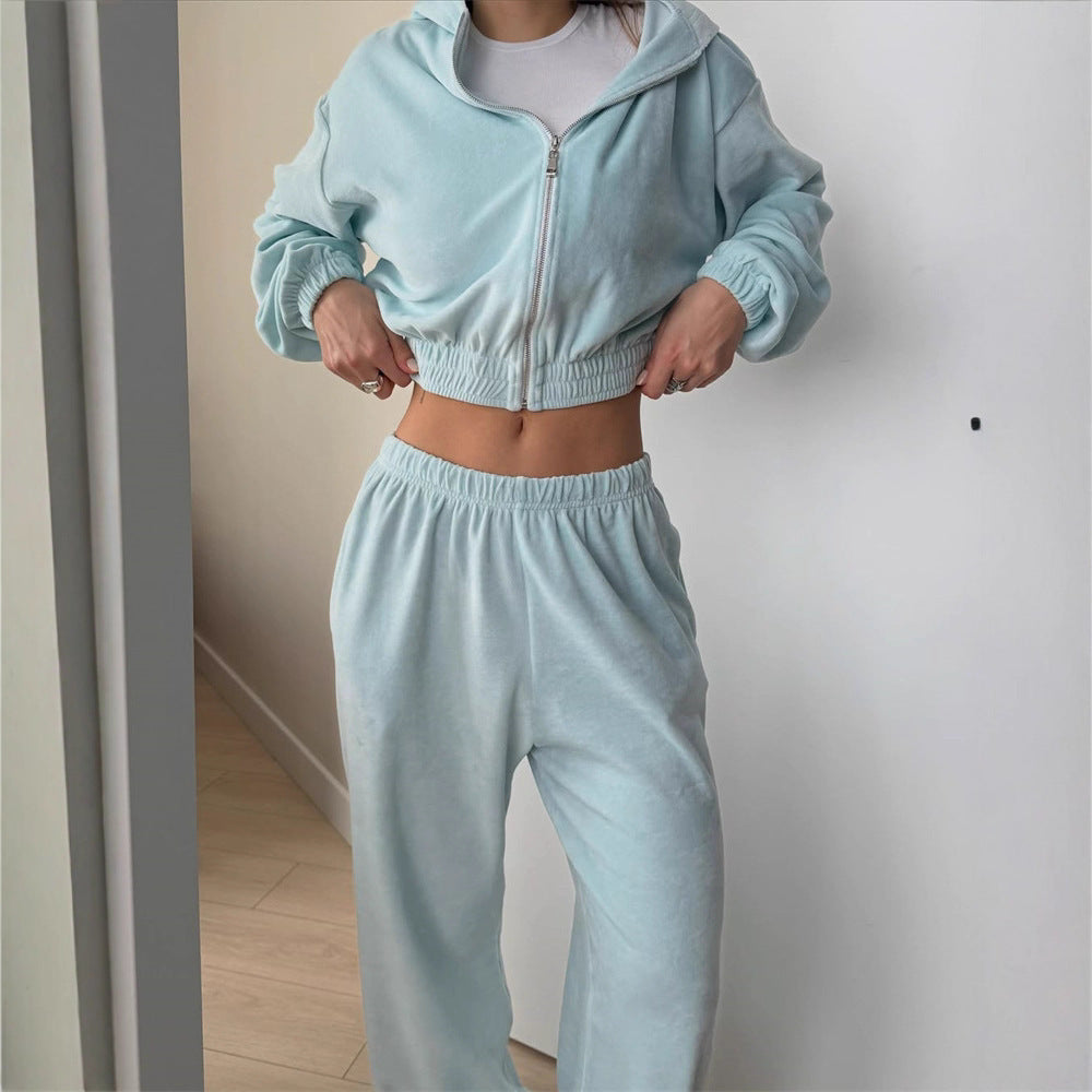 Damen cropped Kapuzen-Zipjacke mit gerafftem Elastiksaum und hochtaillierter Relax-Hose aus softem Sweat Eichborn Berlin
