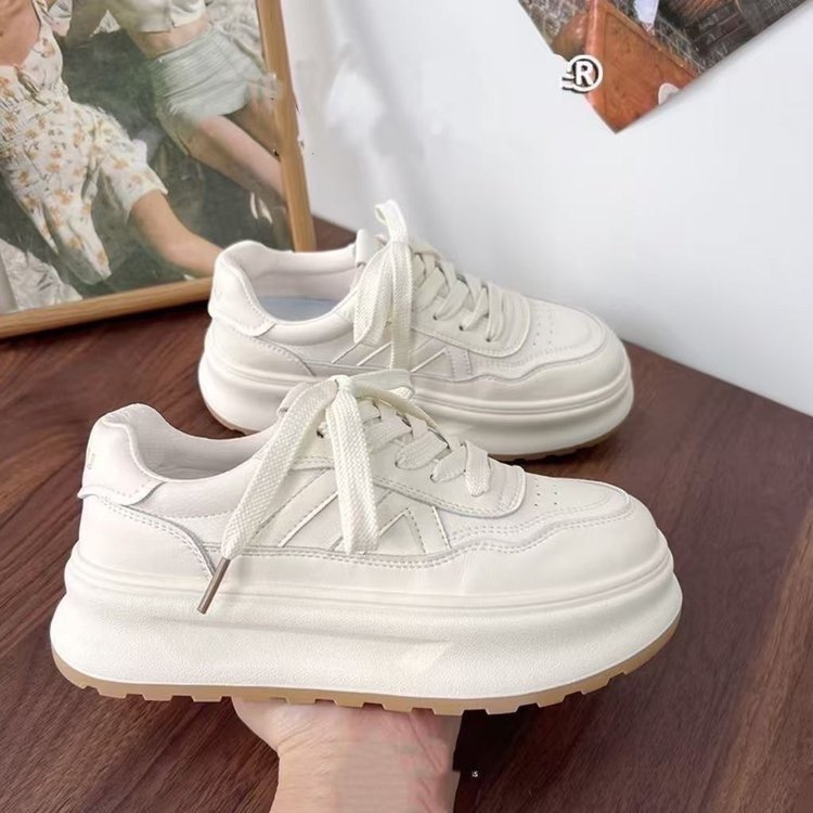 Damen Trendige Chunky Sneakers mit stilvollem Plateau und modischen Akzenten EB