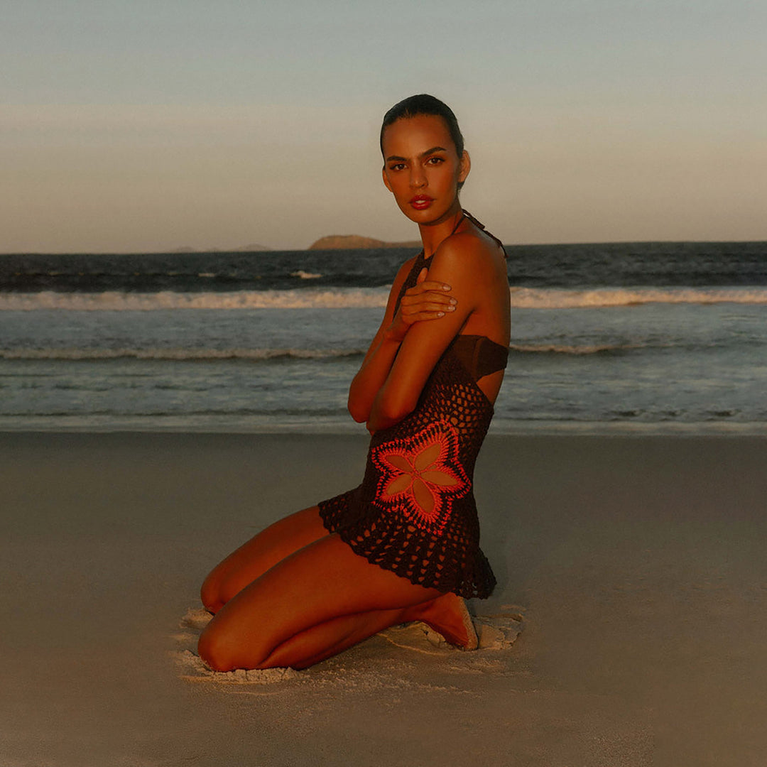Damen gehäkelter Strandüberwurf mit floralen Akzenten EB