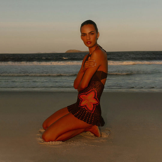 Damen gehäkelter Strandüberwurf mit floralen Akzenten EB