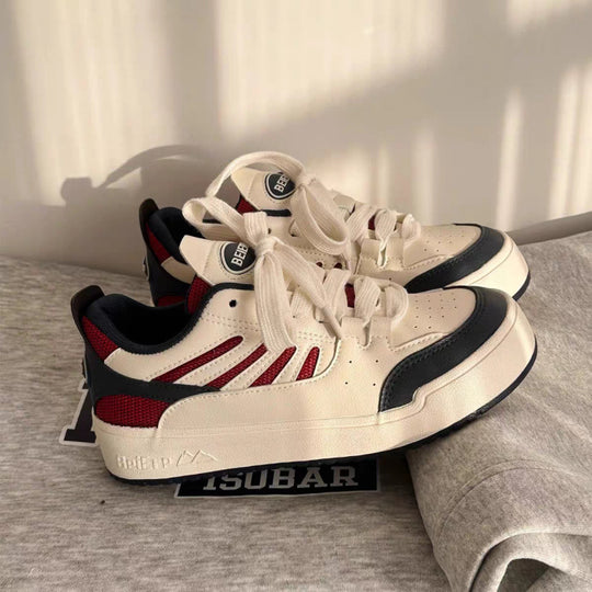 Damen Komfortable Sneakers im Retro-Stil mit perforierten Details EB