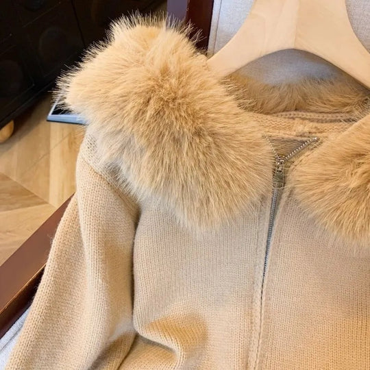 Damen Strickjacke mit abnehmbarer Kunstfellkapuze und enganliegendem Schnitt EB