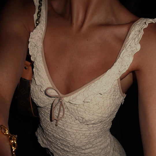 Damen elegantes Spitzentop mit verspielten Rüschendetails und Raffungen EB