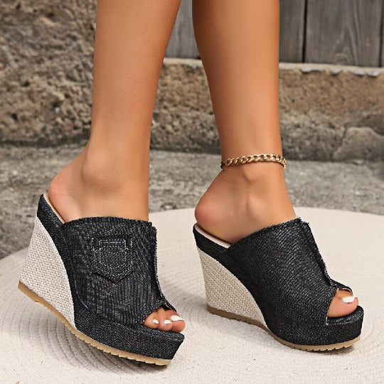Damen Wedge-Pantoletten mit Denim-Obermaterial und raffiniertem Keilabsatz EB