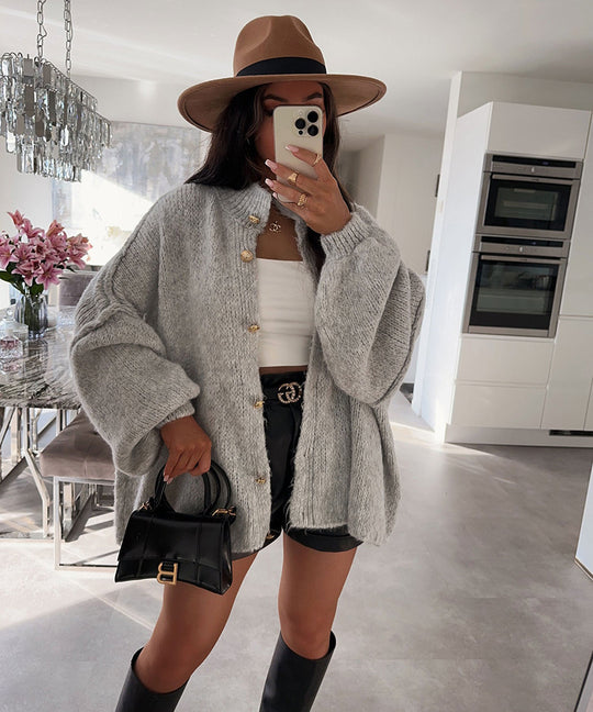 Damen kuscheliger Strickmantel mit voluminösen Ärmeln und goldenen Knopfdetails EB