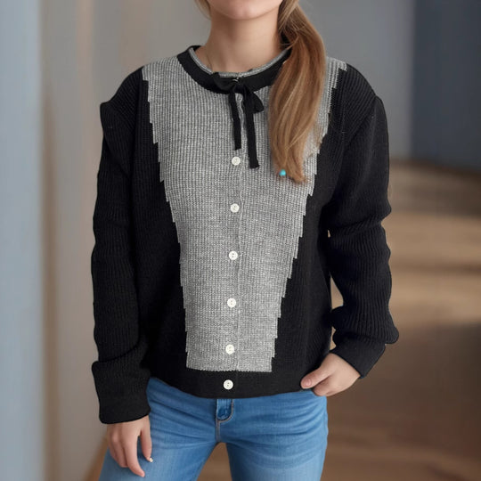 Damen Strickjacke mit kontrastierenden Mustern und dekorativen Knopfdetails EB