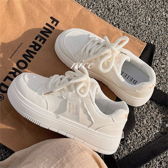 Damen Urbane Plateausneaker im Minimalstil mit gepolstertem Komfortkragen EB