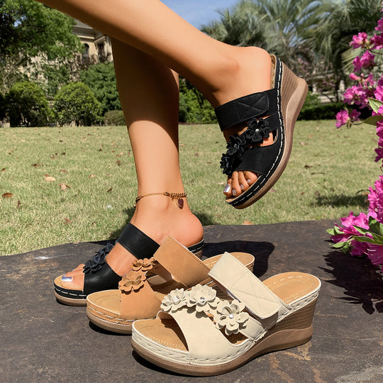 Damen Komfortable Wedge-Sandalen mit floralem Dekor und anatomischem Fußbett EB