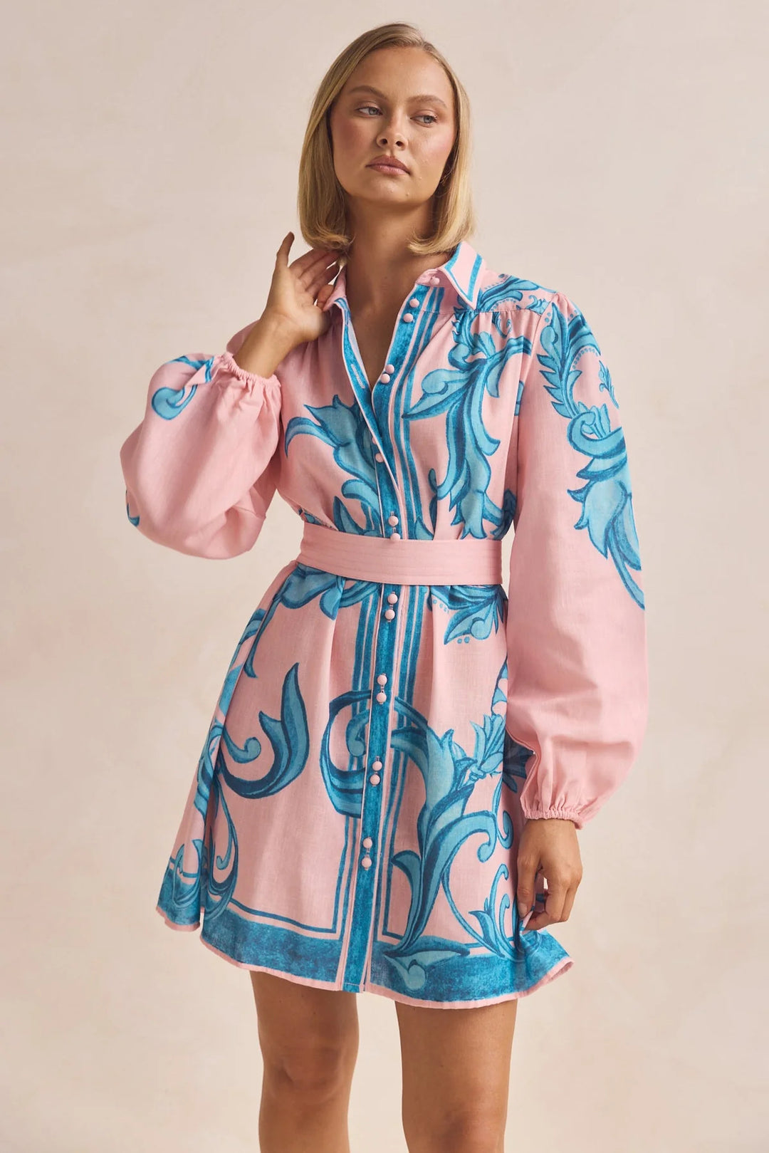Damen Shirtkleid mit geschmeidigen Puffärmeln und floralem Design EB