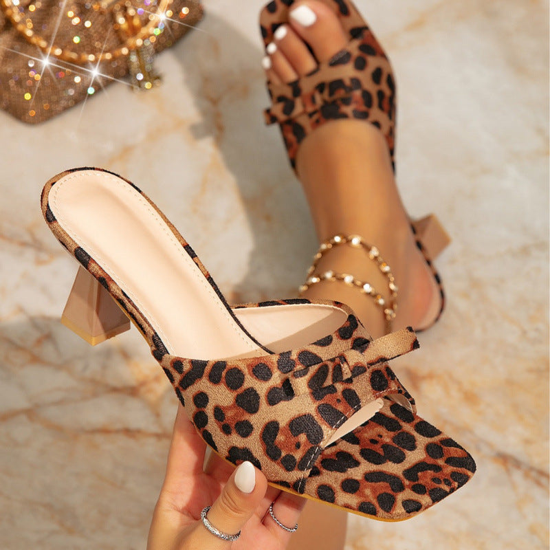 Damen modische Mules mit Leo-Print und elegantem Blockabsatz EB
